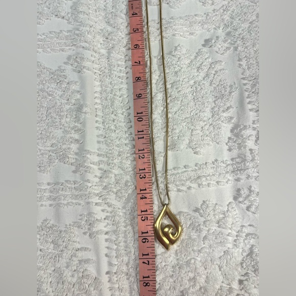 Classy gold tone necklace by Tifari - Picture 7 of 9